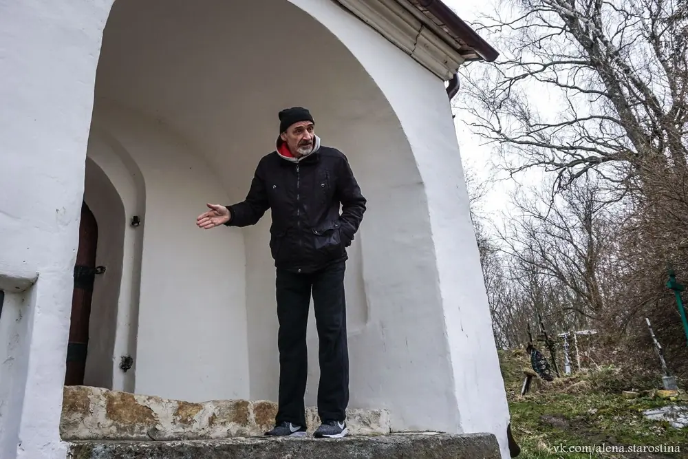 Андрей Левшинов у древней арки