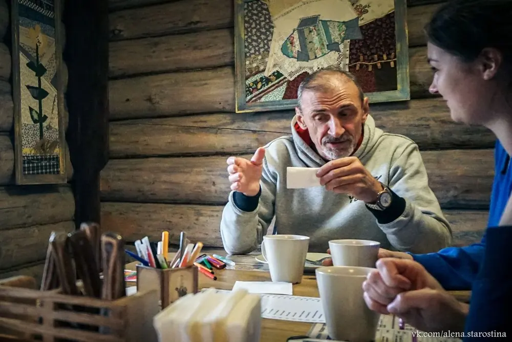 Вечерняя встреча группы в кафе