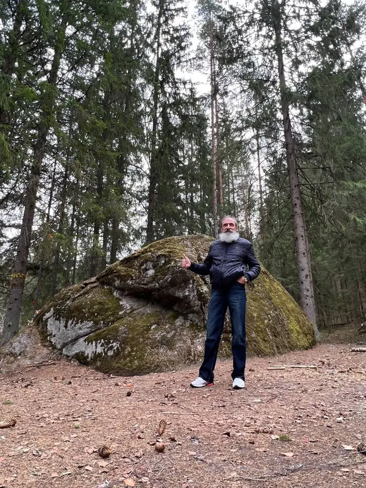 Андрей Левшинов у камня