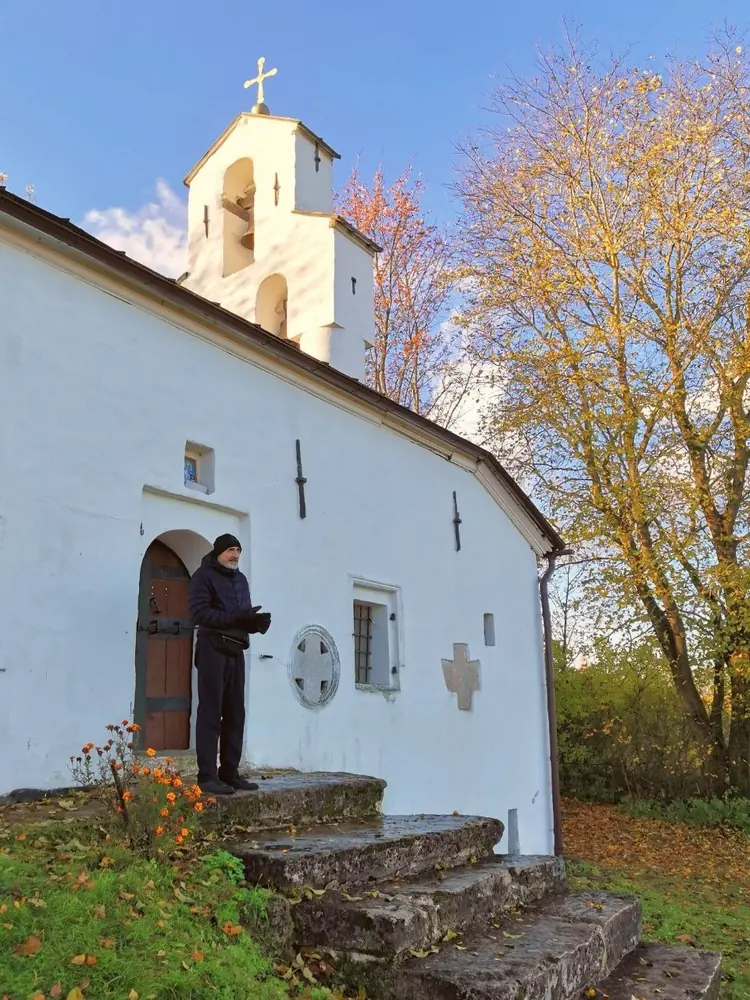 Часовня в Изборске осенью