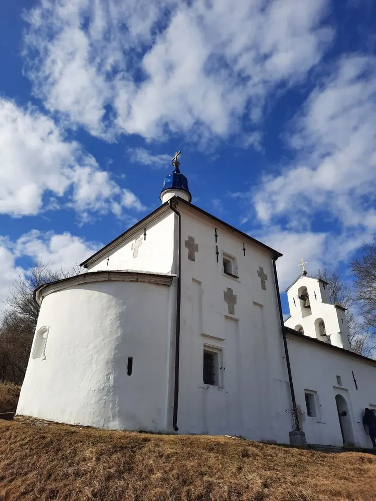 Изборский храм под облаками